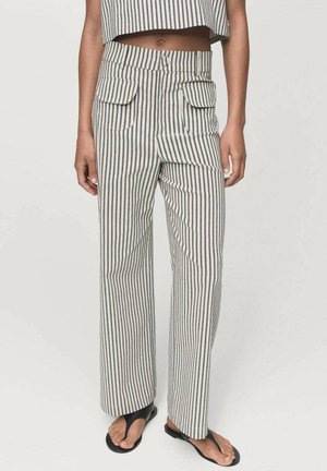 Pantalons larges rayés blancs et marine avec deux poches avant, dotés d'une taille plate et d'une coupe décontractée.