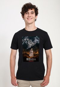 Czarna koszulka z kolorową grafiką anime przedstawiającą postacie na dramatycznym tle, z napisem "Ostatni sezon" na dole.