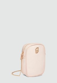 Quadratische, weiche, rosa Umhängetasche aus glattem Material mit einem goldenen Kettenriemen und einem goldenen Logo-Akzent auf der Vorderseite.