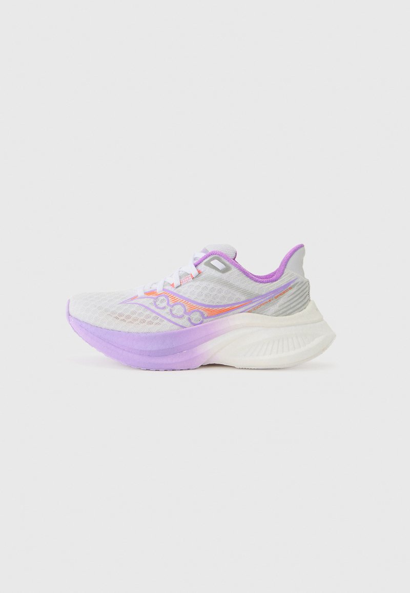 Mesh idrettssko med en hvit og lilla gradient. Har lett design, polstret såle og livlige rosa detaljer på siden.
