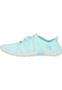 Scarpa sportiva in rete blu chiaro con punta arrotondata, lacci elastici, tomaia texturizzata e suola bianca con un piccolo dettaglio logo.