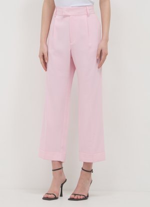 Hellrosa weite Hosen mit glatter Textur, ausgestattet mit einer taillierten hohen Taille und einem sauberen Saum, kombiniert mit schwarzen Riemchen-High-Heels.