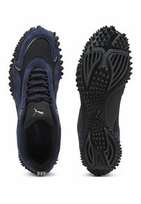 Scarpe da ginnastica blu navy con tomaia in suede, dettagli neri e suola in gomma testurizzata con punte per una migliore aderenza. Soletta Ortholite con marchio.