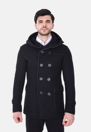 Cappotto in lana nera con cappuccio, design doppiopetto, grandi bottoni neri, due tasche frontali e cuciture a contrasto.
