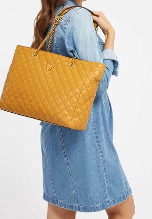 Pikowana torba na ramię w kolorze żółtym musztardowym, wykonana z materiału syntetycznego, z łańcuszkowymi i skórzanymi paskami, z geometrycznym wzorem i detalem z logo.