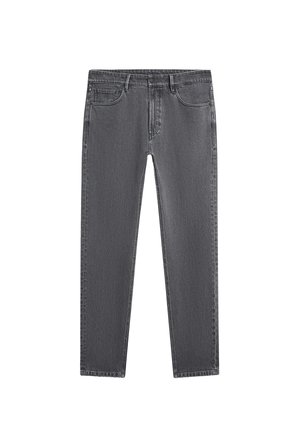 Jean en denim gris foncé à jambes droites avec cinq poches et passants de ceinture, posé à plat sur un fond blanc.