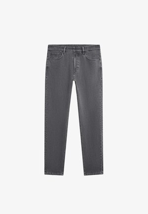 Donkergrijze straight-fit spijkerbroek met vijf zakken en riemlussen, plat gelegd op een witte achtergrond.