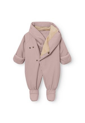 Jumpsuit isolé rose clair avec une douce doublure en polaire beige, des poignets repliables et une fermeture à bouton-pression. Conçu pour la chaleur et le confort.