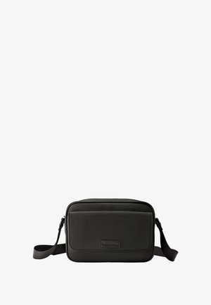 Zwarte rechthoekige crossbody tas met verstelbare schouderriem en een voorflapzak, van textuurstof en met een subtiele merklabel patch.