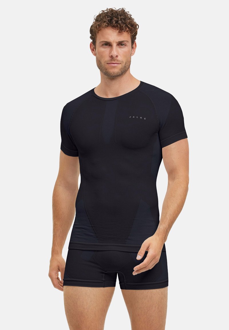 Czarna sportowa koszulka i spodenki o dopasowanym kroju. Wykonane z elastycznej tkaniny, z teksturowanymi panelami i logo na klatce piersiowej.