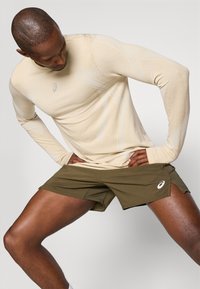 ASICS ROAD SEAMLESS TOP - Langarmshirt - cream