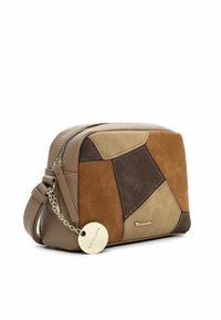 Braune, mehrfarbige Lederhandtasche mit geometrischen Wildlederpaneelen, goldenen Logodetails und einem silbernen Kettenriemen. Rechteckige Form mit abgerundeten Kanten.