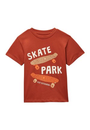 T-shirt à manches courtes couleur rouille avec deux planches à roulettes et les textes "SKATE PARK" et "ENJOY SKATEBOARDING" imprimés à l'avant.