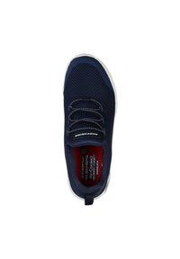 Dunkelblaue Sneakers mit einem Mesh-Obermaterial, elastischen Schnürsenkeln, rutschfester Sohle und rotem Innenfutter. Verfügt über eine runde Zehenpartie und einen gepolsterten Kragen.