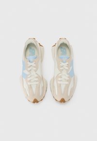 Sneaker beige con accenti blu chiaro, caratterizzate da una tomaia testurizzata, lacci bianchi e una suola in gomma con un motivo di grip marrone.