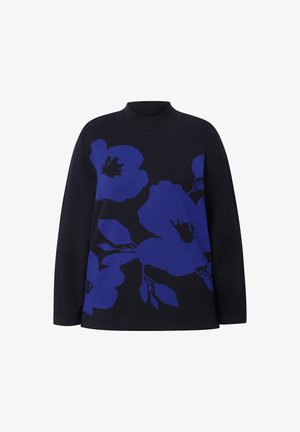 Pletený svetr v námořnické modři s velkým modrým květinovým vzorem, vysokým límcem a dlouhými rukávy, vyrobený z měkké, strukturované tkaniny.