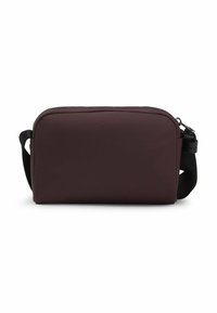 Bolsa rectangular de color púrpura oscuro hecha de nylon suave con cierre de cremallera, equipada con una correa negra y un diseño minimalista.