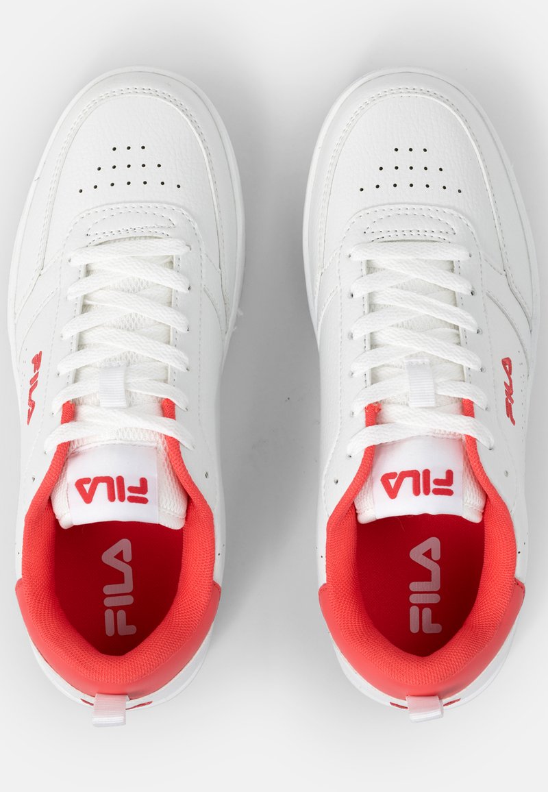 Un par de zapatillas FILA blancas con forro interior rojo, cordones blancos y detalles perforados, vistas desde arriba sobre un fondo blanco.