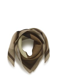 Écharpe à motifs brun et beige ; forme triangulaire avec des couleurs superposées, texture douce et tissu léger. Les bords sont délicatement finis.