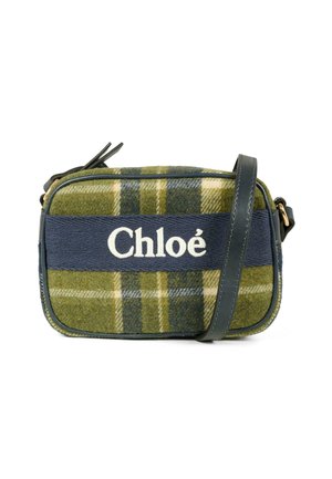 Borsa a mano a quadri verde e blu navy con chiusura a zip, caratterizzata da una fascia in tessuto blu con "Chloé" in bianco. Include una tracolla staccabile.