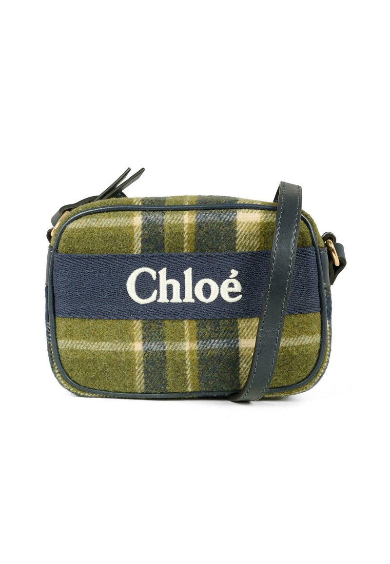Borsa a mano a quadri verde e blu navy con chiusura a zip, caratterizzata da una fascia in tessuto blu con "Chloé" in bianco. Include una tracolla staccabile.