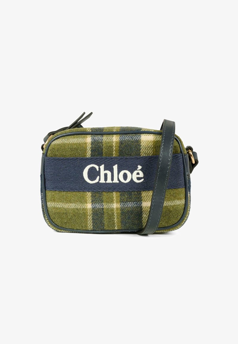 Borsa a mano a quadri verde e blu navy con chiusura a zip, caratterizzata da una fascia in tessuto blu con "Chloé" in bianco. Include una tracolla staccabile.