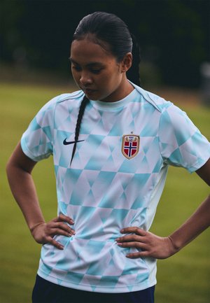 Maglietta da calcio azzurro chiaro con motivo a diamante, dotata di stemma della squadra e logo Nike, realizzata in tessuto sintetico, maniche corte.