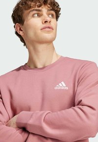 adidas Sportswear M FEELCOZY - Mikina - preloved crimson