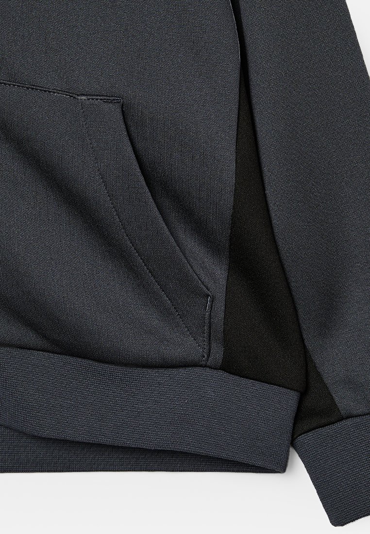 Czarnoszary sweatshirt z kangurzą kieszenią, ściągaczami na rękawach i gładką fakturą, z czarnymi akcentami wzdłuż szwu bocznego.