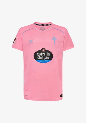 Roze voetbalshirt met blauw clubembleem, zwart en blauw Estrella Galicia sponsorlogo, en merknamen op de borst en mouw.