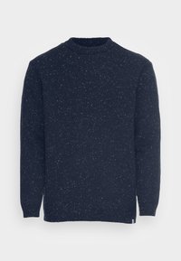 Marineblauer Pullover mit ribbeltem Rundhals, langen Ärmeln und einem strukturierten Strick, der throughout weiße Farbtupfer für zusätzlichen Details aufweist.