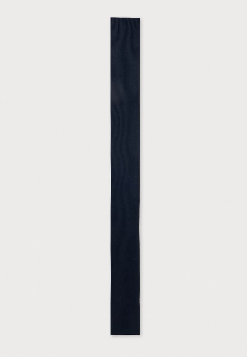 Ceinture en tissu côtelé bleu marine avec une forme rectangulaire simple, affichée à plat sur un fond clair.