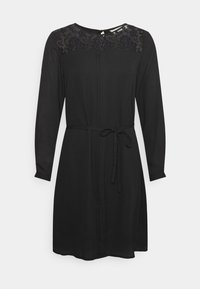 Svart klänning med långa ärmar, spetsdetaljer vid kragen, en knytbälte i midjan och en rak silhuett. Slätt tyg med subtil textur.