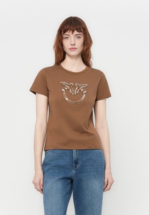 Bruine T-shirt met korte mouwen met een gestructureerd grafisch ontwerp in metallic tinten in het midden. Zacht materiaal met een klassieke ronde hals.