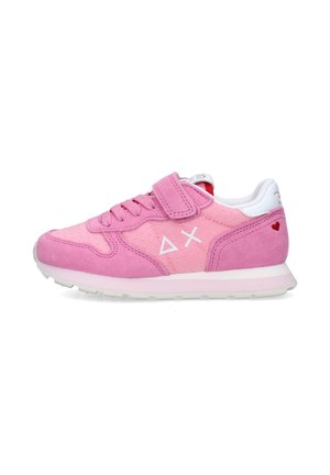 Sneaker per bambini rosa e rosa chiaro con cinturino in velcro, allacciatura frontale, suola bianca, logo bianco e piccolo cuore rosso sul tallone.
