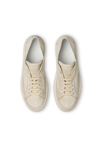 Sneaker in pelle beige con finitura liscia, dotate di perforazioni, design con lacci e un sottile logo dettagliato sulla linguetta. Suola piatta in gomma.