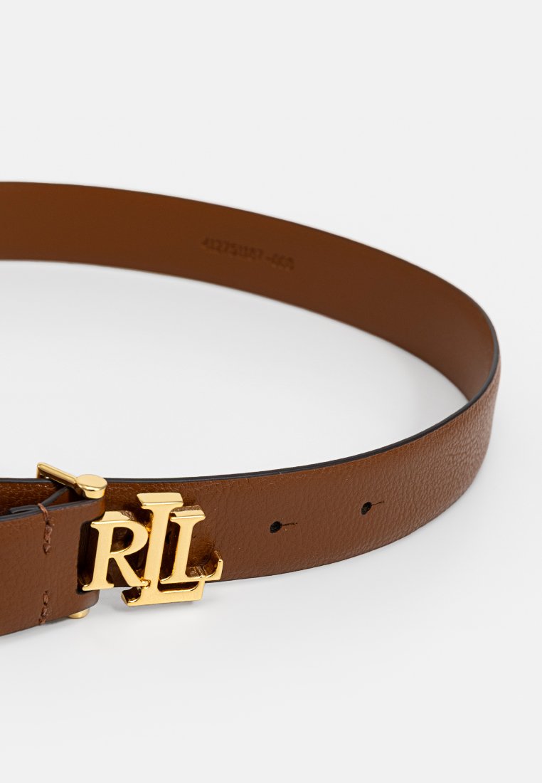 Brązowy skórzany pasek o gładkiej fakturze z klamrą w złotym kolorze z logo "RL", z równomiernie rozmieszczonymi otworami wzdłuż paska.