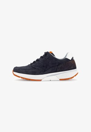 Navyfarbene Wildledersneaker mit orangefarbenen Akzenten und weißer Sohle. Verfügt über ein strukturiertes Design und ein perforiertes Paneel an der Ferse zur Belüftung.