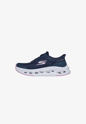 Zapatilla deportiva de color azul marino de Skechers con detalles en rosa, parte superior transpirable, suela blanca acolchada con orificios de ventilación y detalles de cordones.
