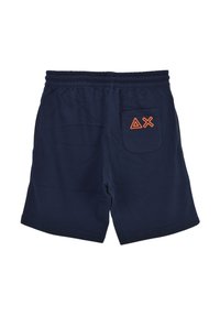 Shorts blu navy realizzati in tessuto morbido, con vita elasticizzata, tasche laterali e un logo ricamato arancione sulla tasca posteriore.