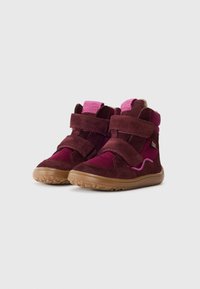 Chaussures pour enfants en daim bordeaux et maille avec des accents roses et des bandes Velcro. Semelle en caoutchouc Gum avec une semelle texturée pour une bonne adhérence.