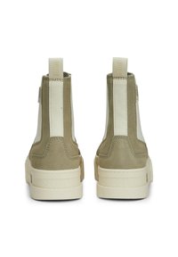 Žalios suede kulkšninių botų su kontrastingomis kreminėmis elastingomis šoninėmis juostomis ir guminiais pad soles, su traukimo užtrauktuku ir tekstūriniu akcentu.