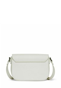 Borsa a tracolla bianca in pelle con design piatto, bordi arrotondati e pattina ripiegabile. Presenta una sottile tracolla regolabile e cuciture discrete.