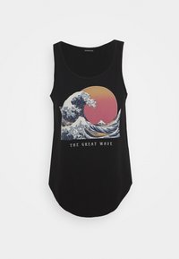 Débardeur noir avec un imprimé graphique de "La Grande Vague" représentant des vagues et un soleil rouge. Ourlet arrondi et tissu doux, design décontracté.