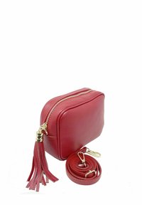 Borsa a tracolla rossa in pelle con finitura texturizzata, zip dorata e dettaglio con frange. Include una tracolla abbinata e staccabile.