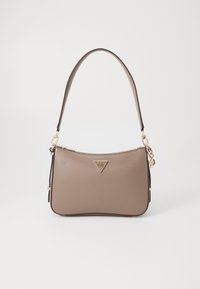 Taupe skuldertaske med guldfarvet hardware, trekantet Guess-logo, lynlåslukning og enkelt rem mod en ensfarvet hvid baggrund.