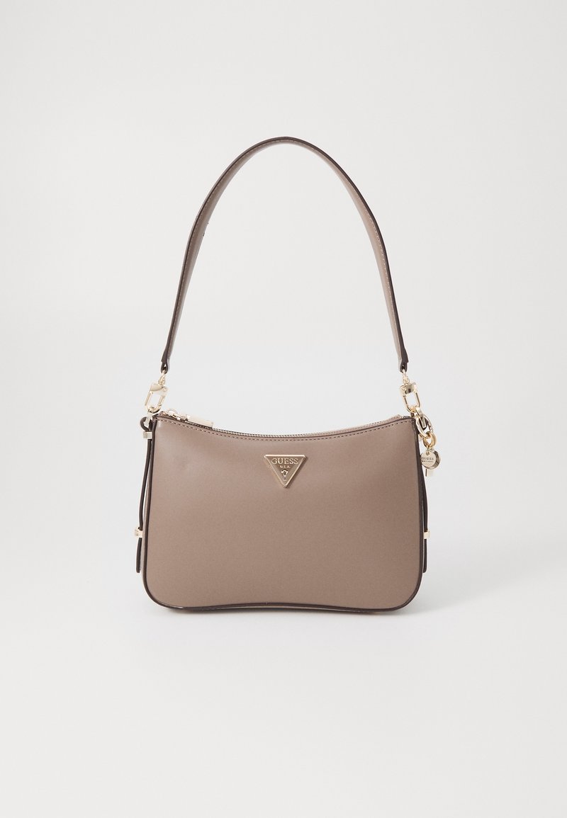Taupe skuldertaske med guldfarvet hardware, trekantet Guess-logo, lynlåslukning og enkelt rem mod en ensfarvet hvid baggrund.
