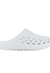 Weiße Slippers aus glattem Kunststoffmaterial, mit geschwungenem Design, Belüftungslöchern an den Seiten und einer strukturierten Sohle für Grip.