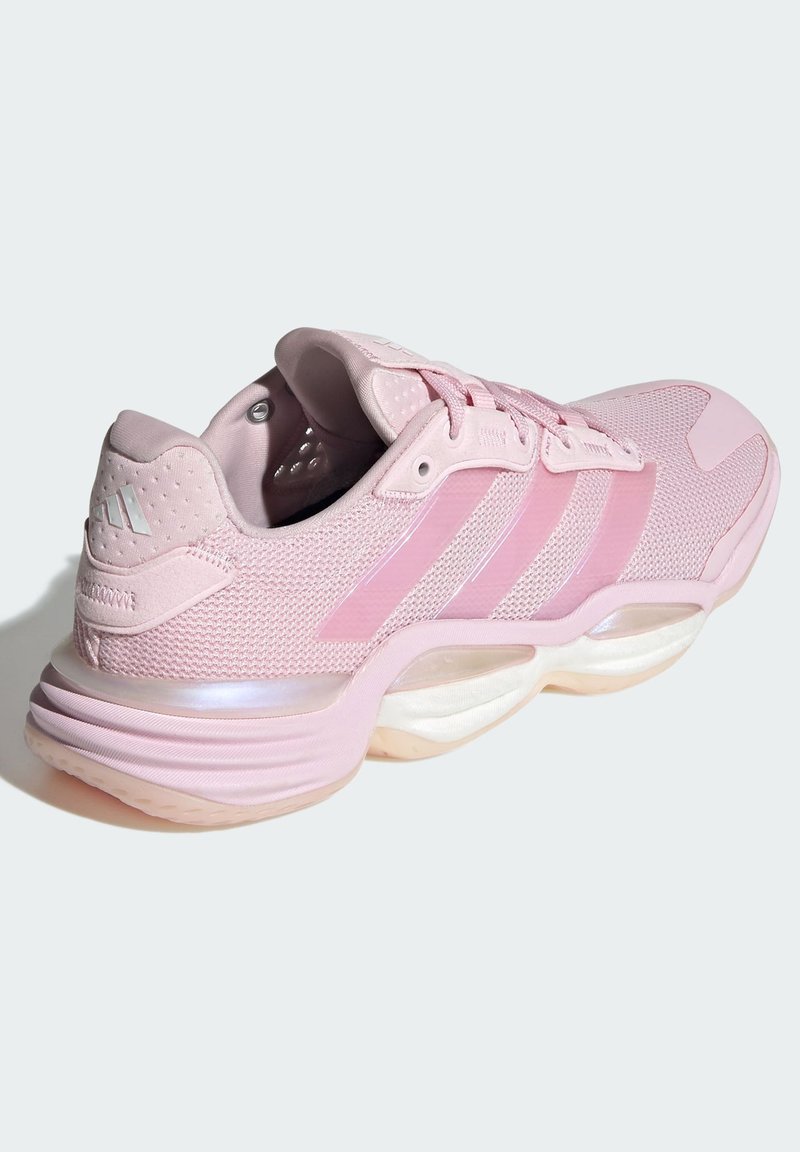 Zapatilla deportiva rosa con parte superior de malla, tres franjas reflectantes, cuello acolchado y suela texturizada. Cuenta con una entresuela acolchada para mayor soporte.
