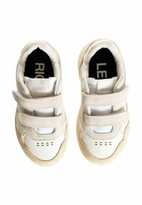 Sneaker bianche con strap in velcro, accenti in pelle scamosciata, perforazioni sulla parte anteriore, e suole testurizzate, con fodere interne nere a contrasto.